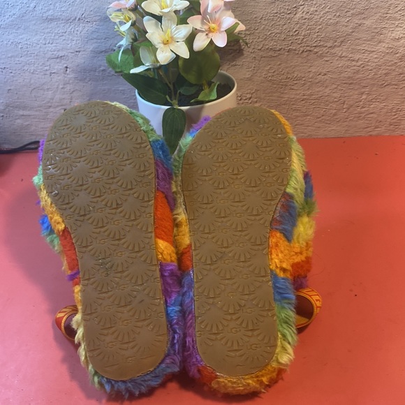 Ugg slippers SZ 2 girls - Picture 5 of 6